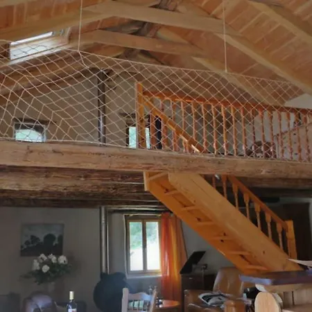 Afgelegen Naast Rivier Omringd Door Bossen In Bergachtige Omgeving Holiday home *